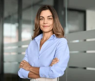 lady standing front of office freelance digital marketer in qatar